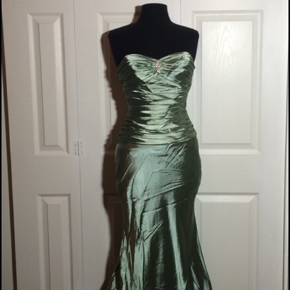 Formal Dress - Picture 1 of 4